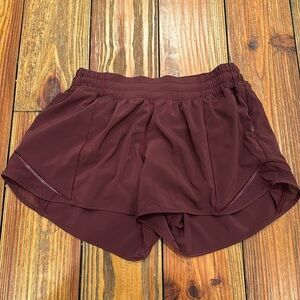 Lululemon Hotty Hot Short. Size 6. Lined. 4”